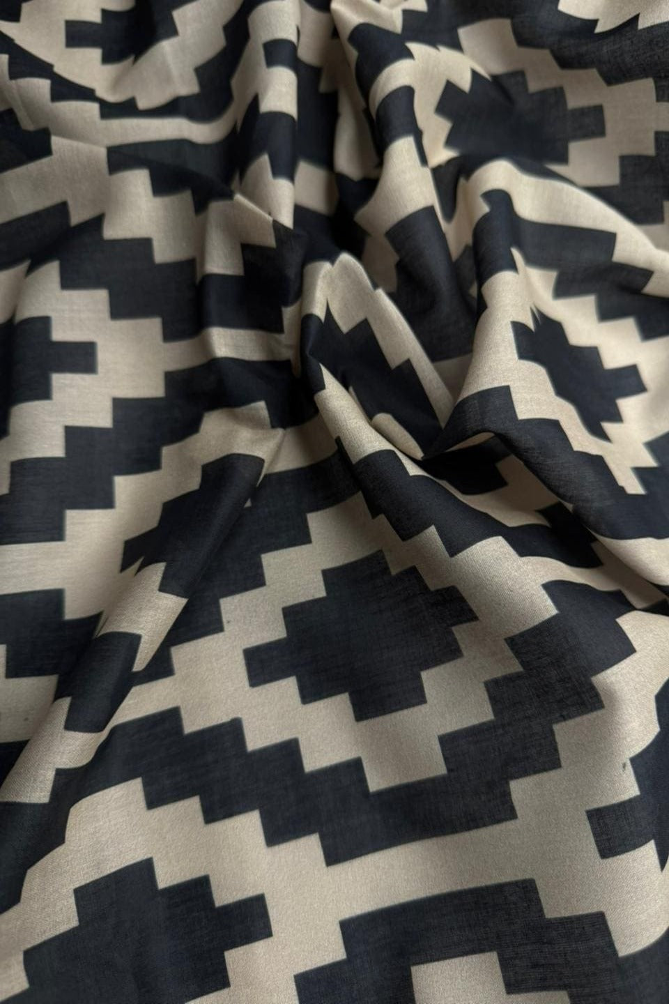 RAKHT Kanibo Premium Printed Lawn 2-Piece Suit  V 11